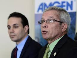 UPR President Miguel Muñoz and Esteban Santos (left) VP of Operations for Amgen offer details of the BioTALENTS program. (Credit: © Mauricio Pascual) - 20120226-230907