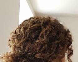 Image de Curly Hair with Curtain Bangs Low Bun