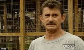 Steve Salton cats: Neighbors complain that man who keeps TIGERS AND LEOPARDS in a huge cage ... - article-2276368-1777A504000005DC-871_634x380