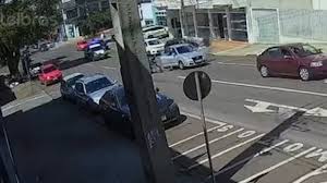 Criminosos atiram contra carro e roubam veículo com carga de perfumes no Centro