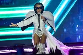 Botas, ombreiras e mais: os looks de Xuxa na turnê "O Último Voo da Nave"