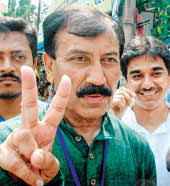 Prasun Banerjee flashes the victory sign during his electoral tour on Sunday. Picture by Anup Bhattacharya - 03metprasun5_231746
