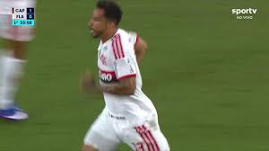 Aos 34 min do 1º tempo - cabeceio para fora de Danilo do Flamengo contra o Athletico-PR