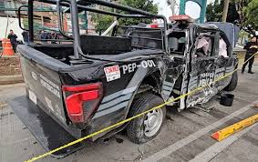 Camión de la ruta 153 embiste patrulla de Jalisco y deja 2 policías lesionados sobre Periférico Norte en Guada