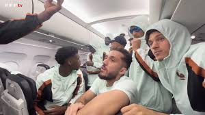 Jogadores da França festejam vaga nas oitavas em voo de volta para Boston