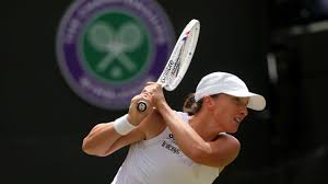 Swiatek, champ on clay, into 1st Wimbledon semi