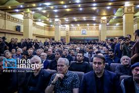 برگزاری مراسم یادبود اکبر عبدی؛ هجوم سلفی‌بگیران و عصبانیت برخی هنرمندان