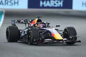 Max Verstappen grijpt naast eerste podiumplaats na strategische gok Red Bull, Kimi Antonelli boekt derde zege op rij