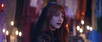 Lili Reinhart en 'Forbidden Fruits': la luz en la oscuridad de una trama sapphic y mágica