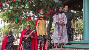 Conmueve viacrucis de Jesucristo