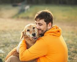 person hugging their dogの画像