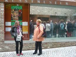 Heidi langel und Isolde Glaser am Kunstmuseum Ravensburg - Königsbrunn