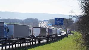 Unfall auf der A 8 bei Leonberg: Abrupt gebremst – Dann kracht es