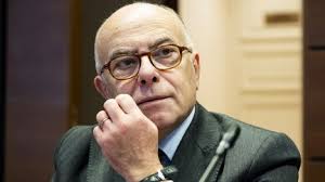 Il faut "rompre définitivement" avec LFI, exhorte l'ancien Premier ministre socialiste Bernard Cazeneuve