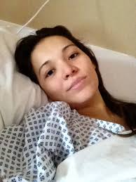 Karla Luna salió afortunadamente bien de la cirugía que le fue practicada a primera hora de hoy para erradicar un tumor canceroso en su matriz. - karla-luna-operacion