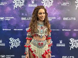 Anitta apresenta look para bloco e confirma estar solteira