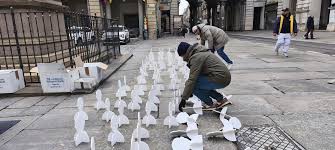 Chiudono i banchi del mercato e cadono le teste: protesta degli ambulanti di fronte al comune di Torino