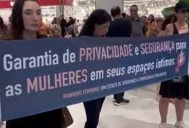 Mulheres protestam em shopping contra trans que usam banheiros femininos