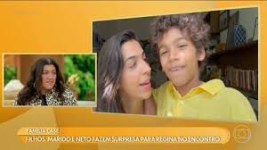 Regina Casé se emociona com homenagem da família: 'Estão comigo em tudo'