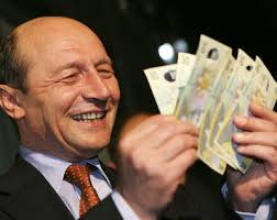 basescu bani FMI 150x150 Dr. Ec. Constantin Cojocaru la TVR R: Posetele Louis Romania va putea sa achite datoria publica acumulata pana acum in 65 de ani in ... - basescu-bani-FMI