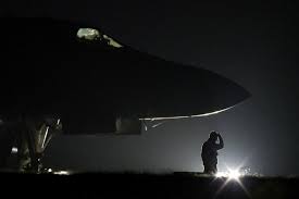 Fuerzas especiales de EE. UU. rescatan a un tripulante del avión derribado en Irán