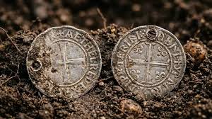 Descoberta de moedas medievais na Dinamarca revela ironia histórica