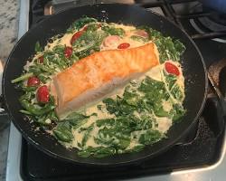 Salmone con spinaci e pomodorini