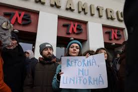 FOTO/VIDEO Protest pe scările Teatrului Național București: „Sunt artist, creez liber, nu în program fix” / Decizia de ultimă oră a ministrului Culturii