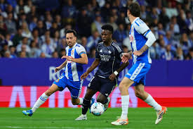 Vinícius anota 2 goles y el Real Madrid gana para retrasar el título del Barcelona en La Liga