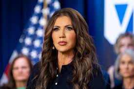 Kristi Noem's Request: Military Arrests of Protesters Sparks Controversy - Imagen principal del artículo