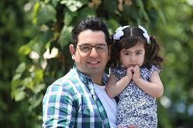 محمدرضا احمدی عزادار شد / علت درگذشت دختر خردسال مجری صداوسیما