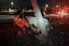Carro colide com poste após batida entre veículos no Park Way
