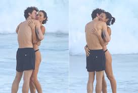 Shawn Mendes e Camila Cabello se abraçam e se beijam na praia, em momento romântico.