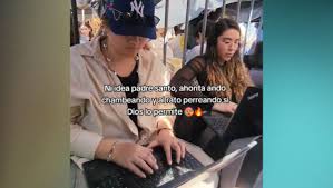 ¡Primero la chamba y luego el perreo! Captan a jóvenes trabajando en laptops desde la fila para ver a Bad Bunn