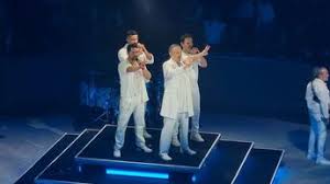 Miguel Bosé conquista a sus fans con una noche íntima llena de éxitos en Monterrey