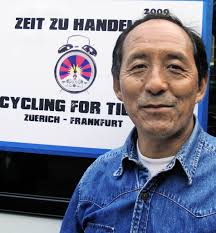 BZ-INTERVIEW: Migmar Raith machte gestern mit der Pro Tibet Radtour auf dem Weg von Zürich nach Frankfurt Station in Offenburg - 20889052