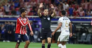Suspenden al árbitro del Chivas vs. Pumas por marcar polémico penal de último minuto