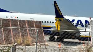 Ryanair-Flugzeug kollidiert in Griechenland mit Flughafenzaun - Imagen principal del artículo