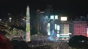Hinchas argentinos se reunen en el obelisco para agradecer a la selección por su participación en el Mundial