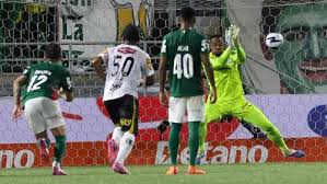Decisivo na ida da final, Carlos Miguel valoriza "nível muito bom de trabalho" no Palmeiras