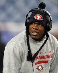 No matter what the occasion, 49er star Frank Gore wears his signature sweats, hoodie, and 49er beanie. No matter how hard we tried to find a stylish photo ... - Frank-Gore-Style
