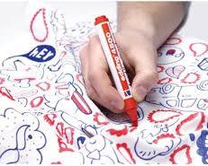 person drawing on a Tshirt with fabric pensの画像