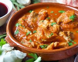 Cordero en salsa de tomate