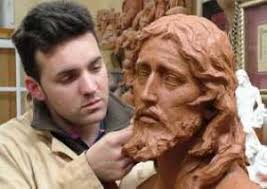 Juan Vega Ortega, escultor e imaginero: «He puesto todo mi empeño para que. Juan Vega modela una de sus últimas obras. :: SUR - 3323776