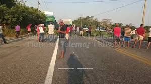 POBLADORES DE NUEVO CENTLA BLOQUEAN CARRETERA FEDERAL 180 PARA EXIGIR A PEMEX QUE PAGUE POR DAÑOS DE SU ACTIVIDAD