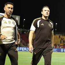 Mauro Cezar Pereira: Ameaçado, Flamengo definirá quem joga e quem comanda o time contra o Vasco