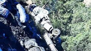 Charcoal truck overturns near Manavgat, injuring two