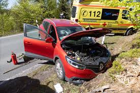 Kreis Sonneberg: Schulbus mit 19 Kindern kracht gegen Auto