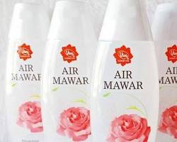 Membersihkan wajah dengan air mawar