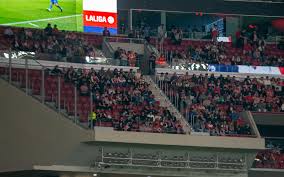 La zona visitante del Metropolitano estuvo ocupada por aficionados atléticos ante la ausencia de entradas visitantes